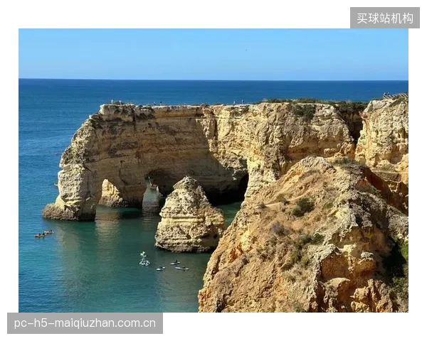 三地办赛带来的旅途奔波,将成为包括葡萄牙在内所有球队必须克服的难题。 三地办赛带来的旅途奔波,将成为包括葡萄牙在内所有球队必须克服的难题。